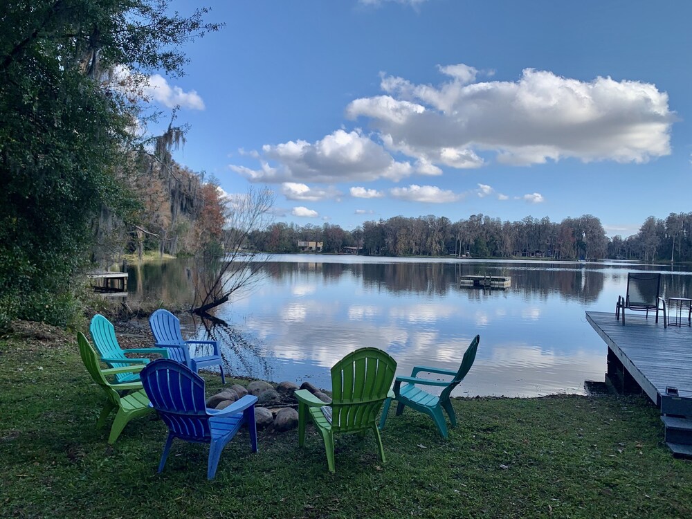 Lakehouse Cozy Suite & Charming Vintage Camper at Little Cypress Guest Suites