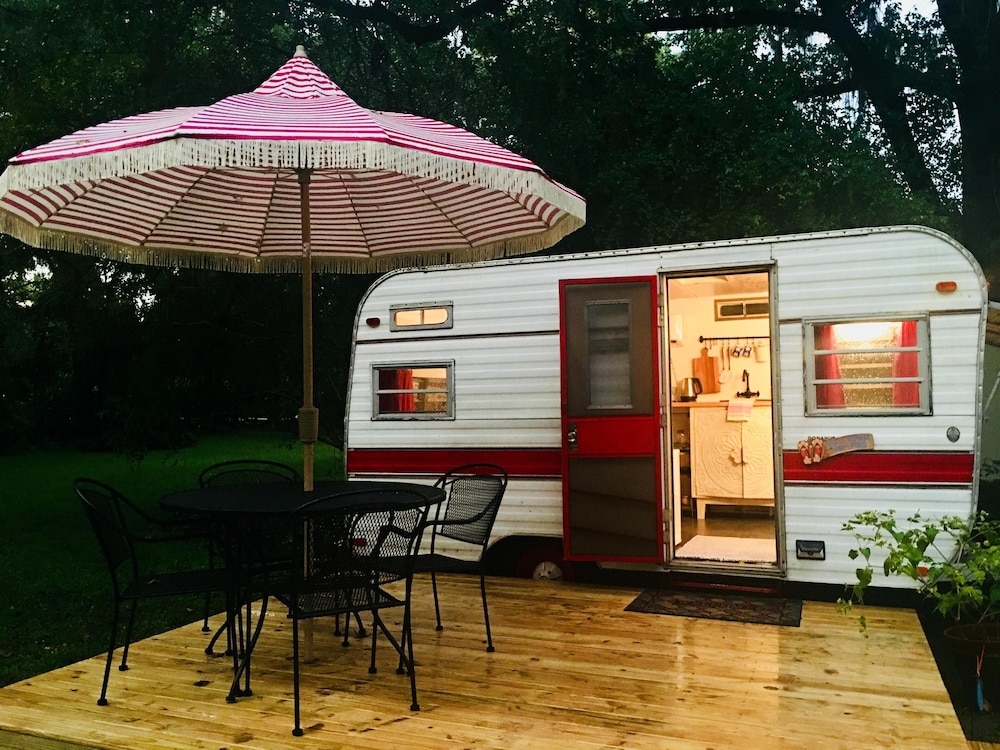 Lakehouse Cozy Suite & Charming Vintage Camper at Little Cypress Guest Suites
