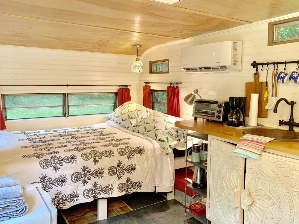 Lakehouse Cozy Suite & Charming Vintage Camper at Little Cypress Guest Suites