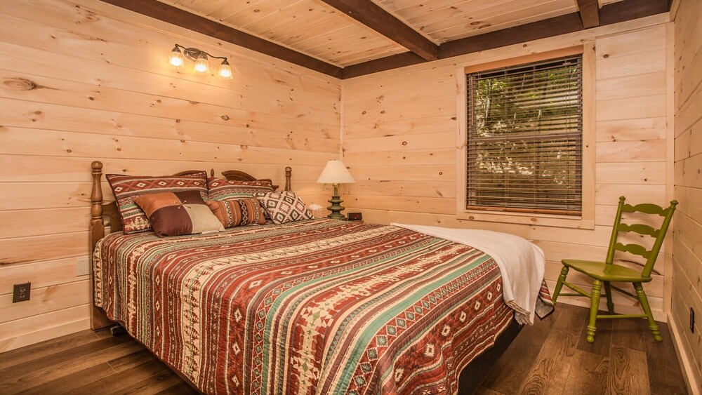 Greenbrier Chalet dog friendly hot tub pool table woodburning