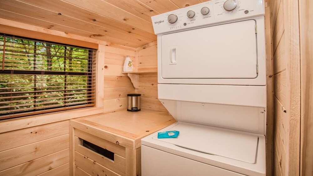 Greenbrier Chalet dog friendly hot tub pool table woodburning