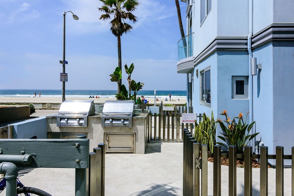 Quaint Modern Beach Studio Condo