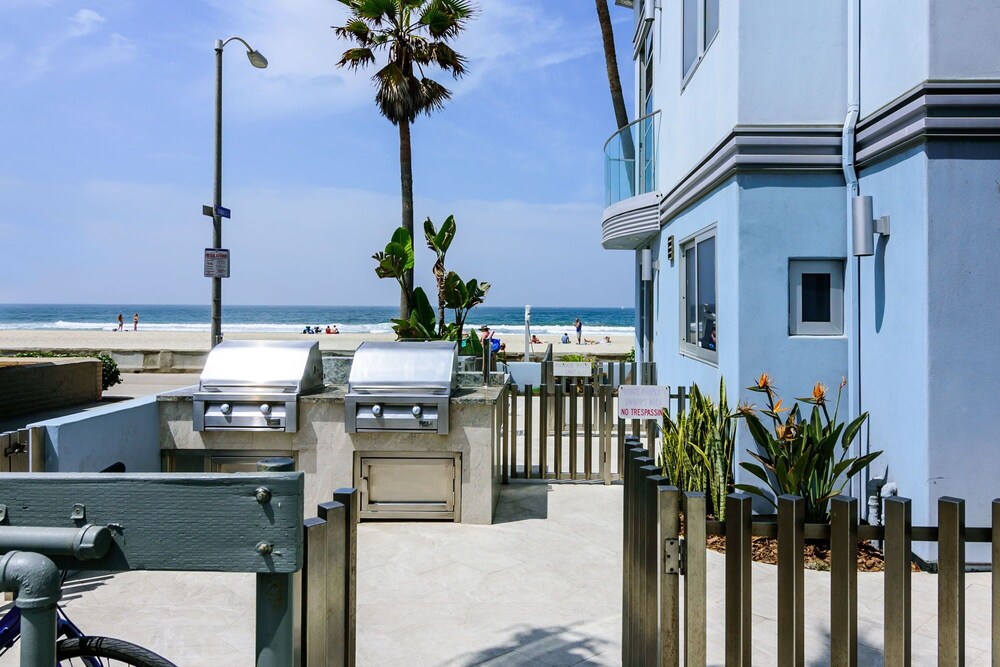 Quaint Modern Beach Studio Condo