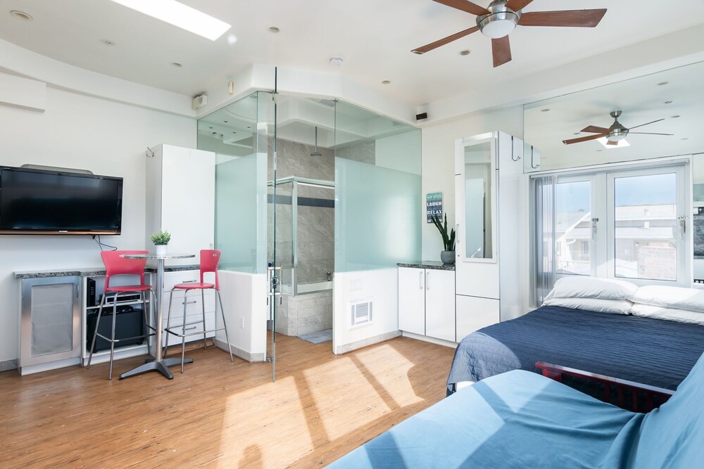 Quaint Modern Beach Studio Condo