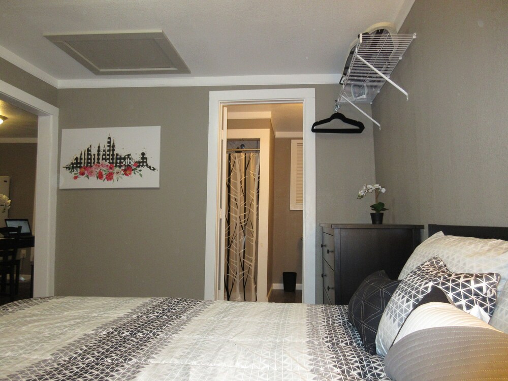 The Roost 🐓 Guest House with Queen bed and Twin futon, San Antonio