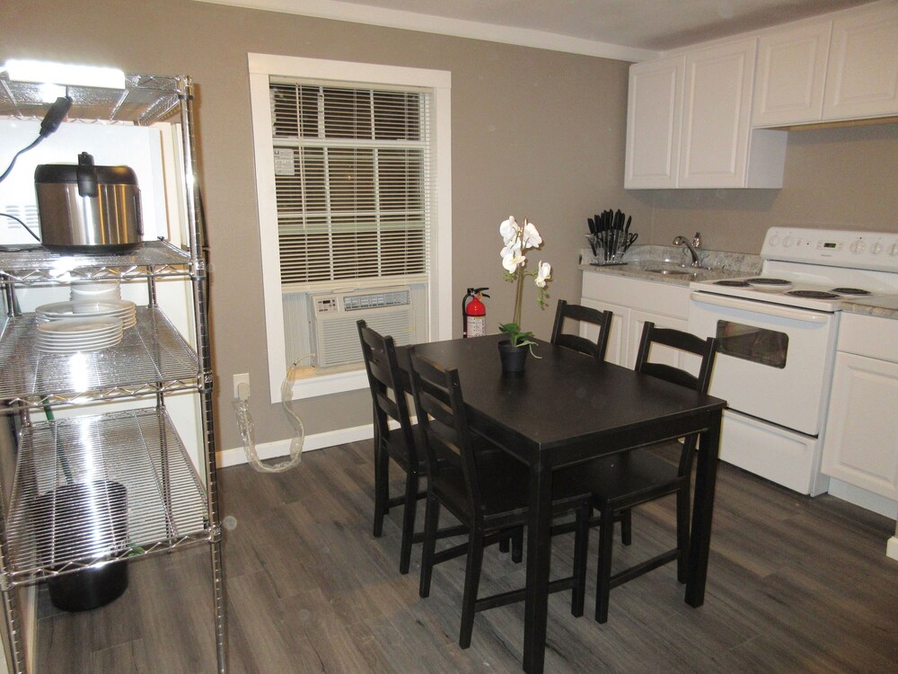 The Roost 🐓 Guest House with Queen bed and Twin futon, San Antonio