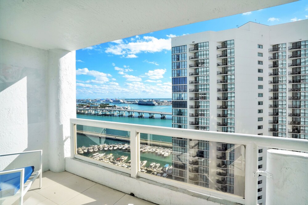 Bayfront Breeze! (2 bedroom condo)