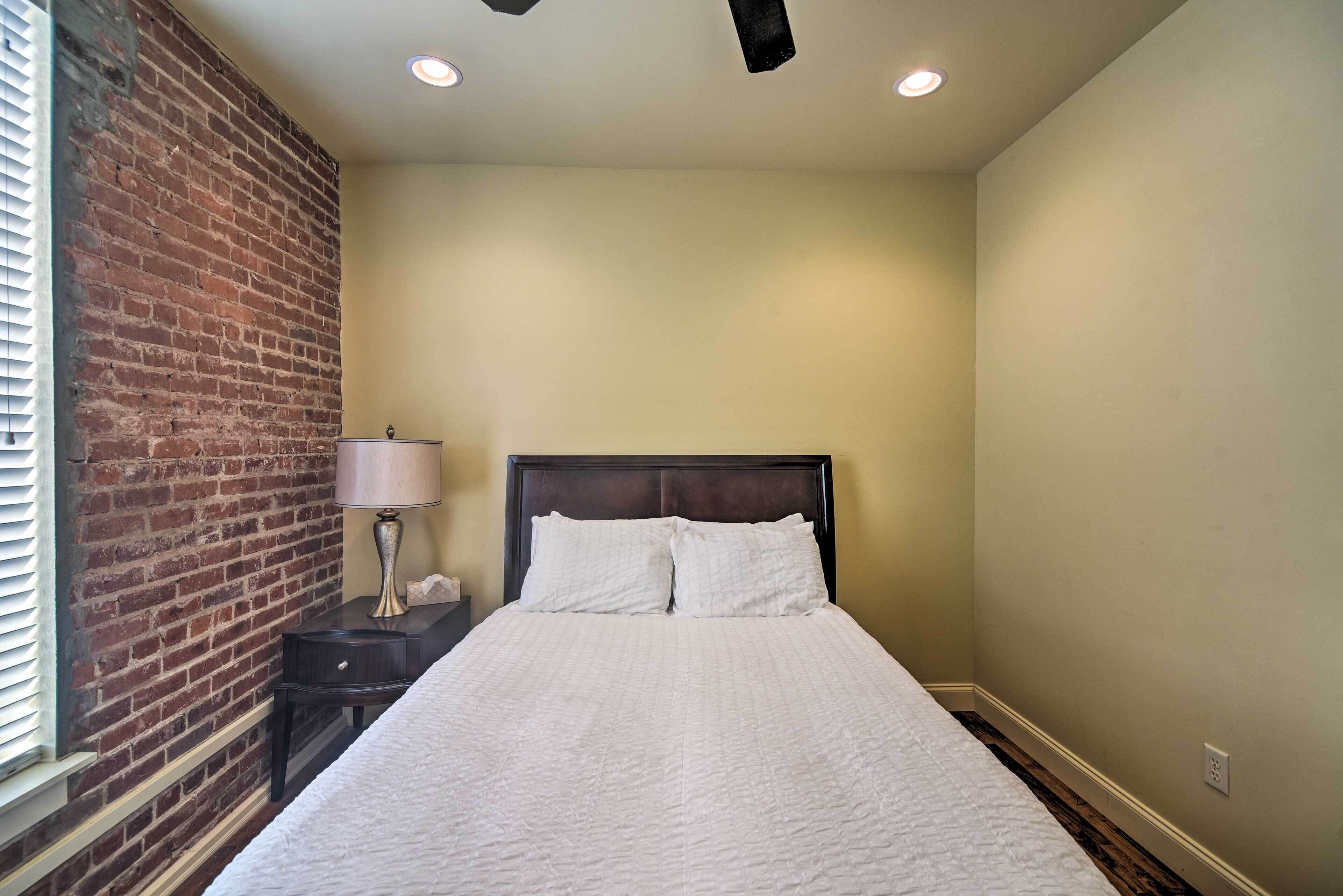 New! Updated Sears Quarters Condo - Walk to Dining in Vicksburg, United States