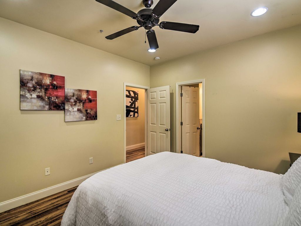 New! Comfy Dtwn Condo w/ Patio Access in Vicksburg in Vicksburg, United States