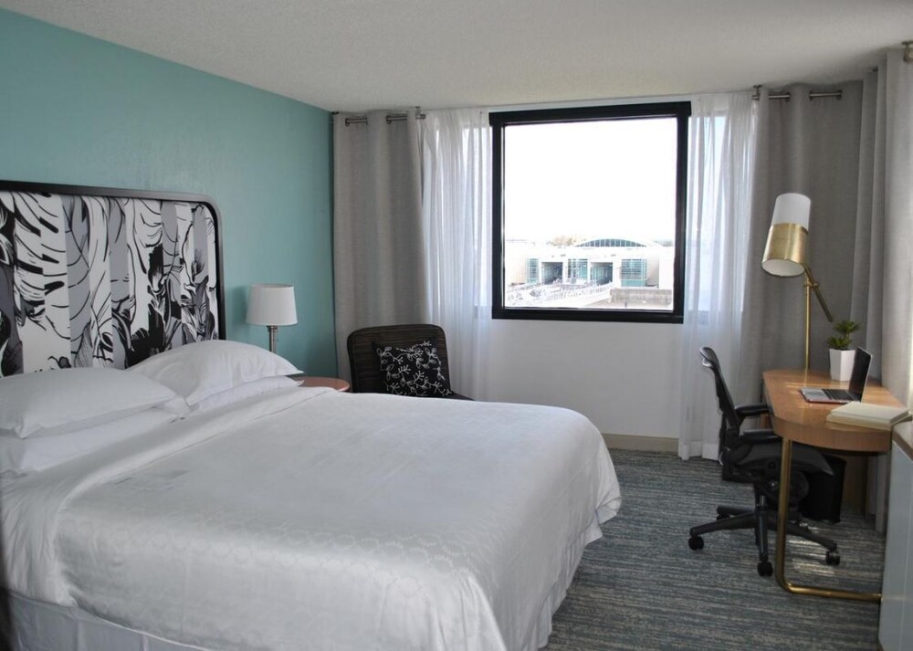 Short Drive to Beaches/Attractions, Modern Unit, Restaurant, Pool