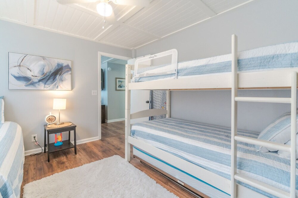 PET FRIENDLY 2Bdrm/1Bath home in Oceanside Village! Close to Pool