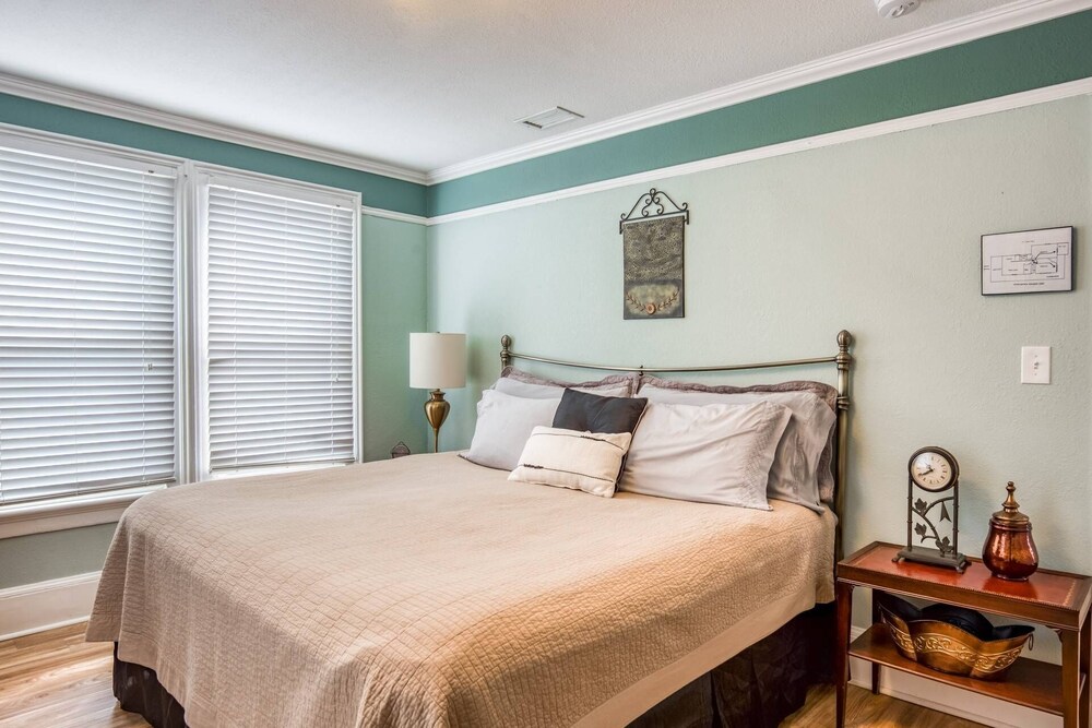 Victorian Apartment Steps to Old City Attractions, Free Parking Deals