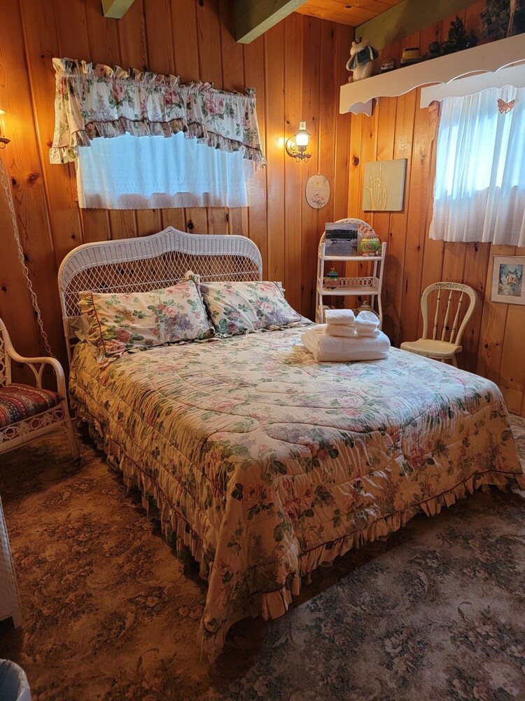 Rent a Local Artist's studio home on Steamboat Bay on Beautiful Priest