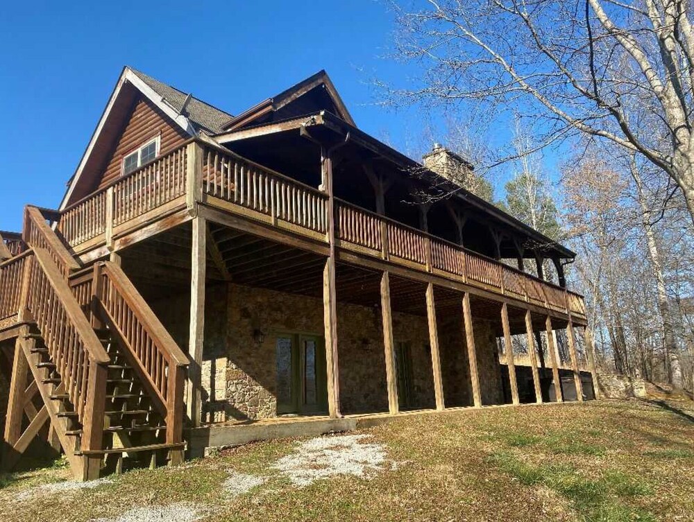 Hodge Podge Lodge bring 24 friends to East Port Marina on Dale Hollow Lake Deals & Reviews