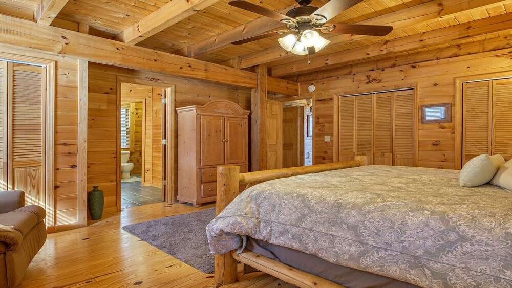 Linda's Haven is a gorgeous log home, sleeps 8, WiFi, Roku, central heat/AC, hot tub mountain vie...