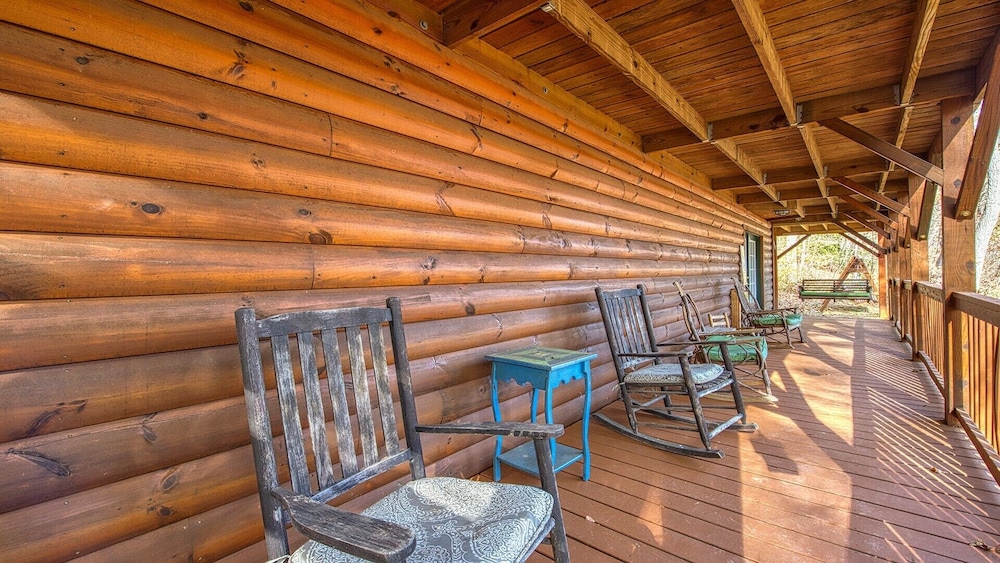 Linda's Haven is a gorgeous log home, sleeps 8, WiFi, Roku, central heat/AC, hot tub mountain vie...