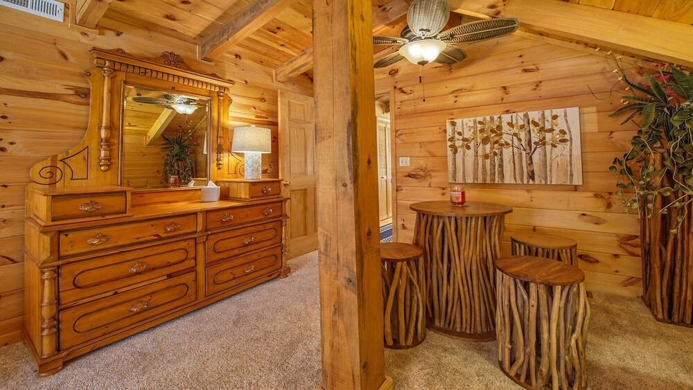 Linda's Haven is a gorgeous log home, sleeps 8, WiFi, Roku, central heat/AC, hot tub mountain vie...