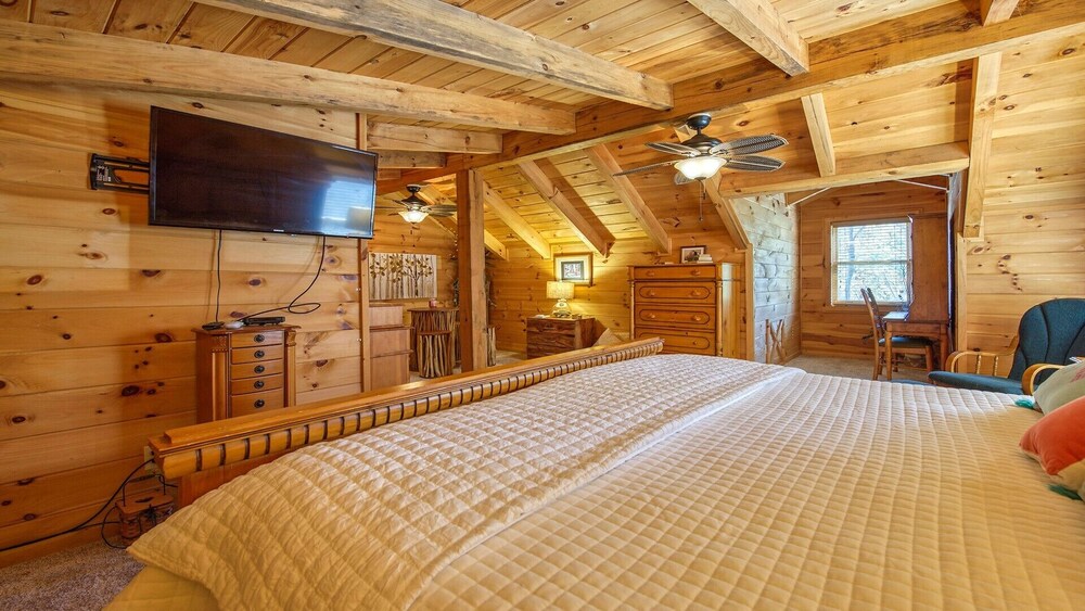 Linda's Haven is a gorgeous log home, sleeps 8, WiFi, Roku, central heat/AC, hot tub mountain vie...