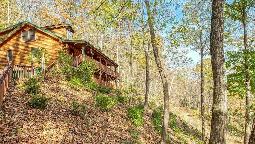 Linda's Haven is a gorgeous log home, sleeps 8, WiFi, Roku, central heat/AC, hot tub mountain vie...