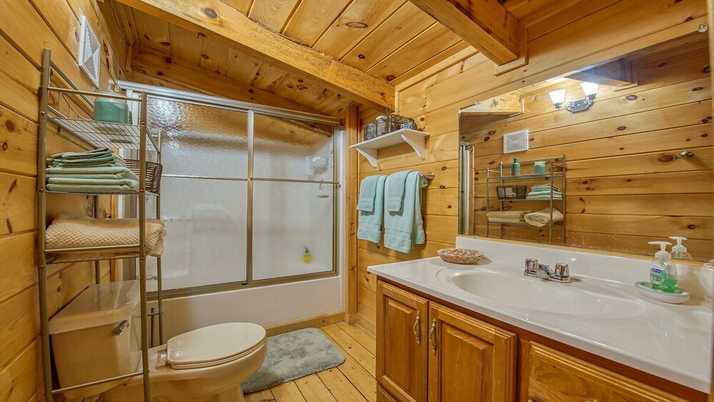 Linda's Haven is a gorgeous log home, sleeps 8, WiFi, Roku, central heat/AC, hot tub mountain vie...