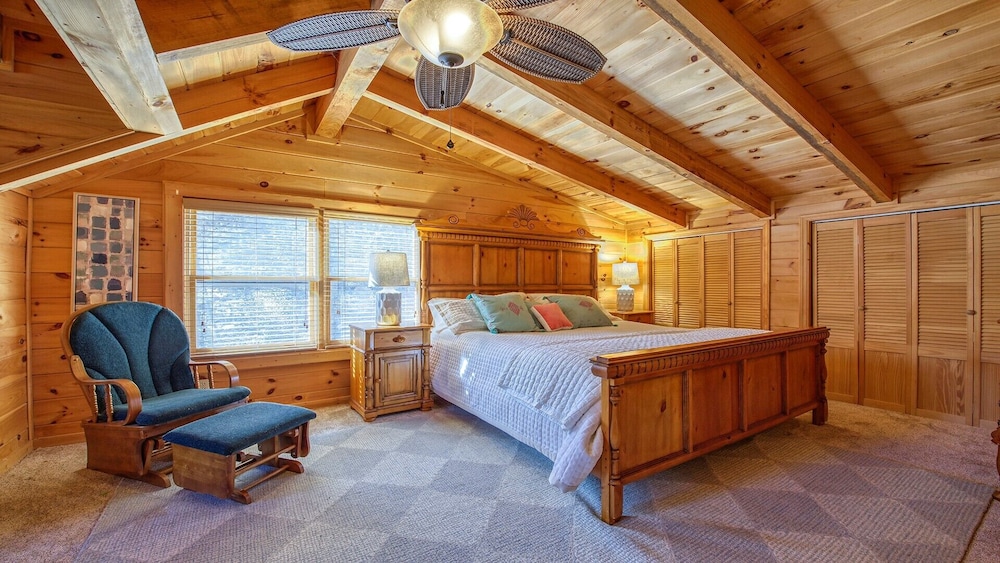 Linda's Haven is a gorgeous log home, sleeps 8, WiFi, Roku, central heat/AC, hot tub mountain vie...