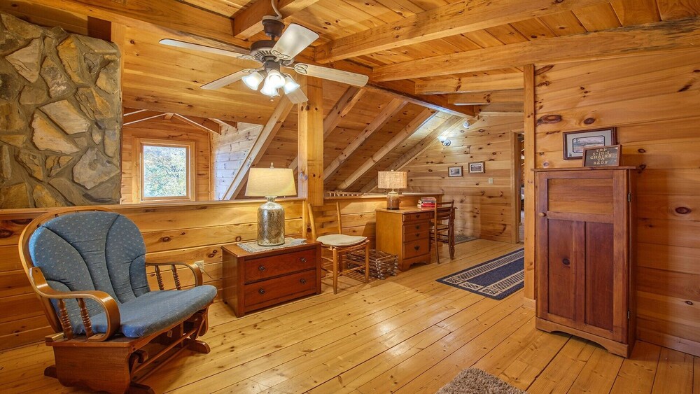 Linda's Haven is a gorgeous log home, sleeps 8, WiFi, Roku, central heat/AC, hot tub mountain vie...