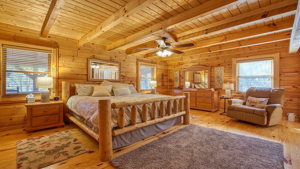 Linda's Haven is a gorgeous log home, sleeps 8, WiFi, Roku, central heat/AC, hot tub mountain vie...