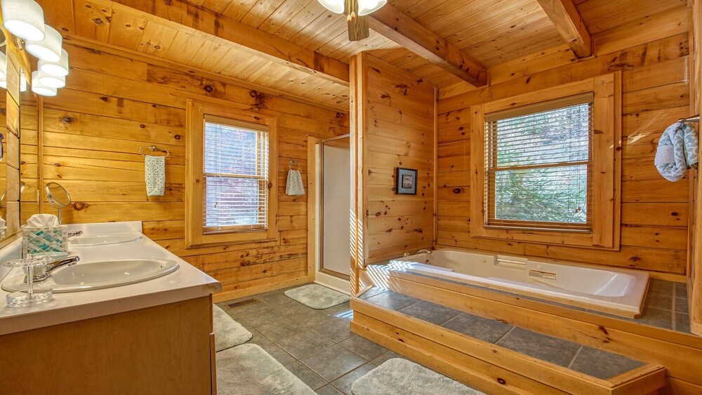 Linda's Haven is a gorgeous log home, sleeps 8, WiFi, Roku, central heat/AC, hot tub mountain vie...