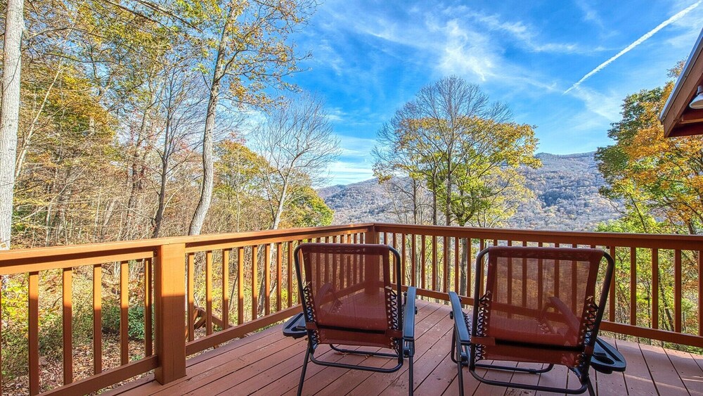 Linda's Haven is a gorgeous log home, sleeps 8, WiFi, Roku, central heat/AC, hot tub mountain vie...