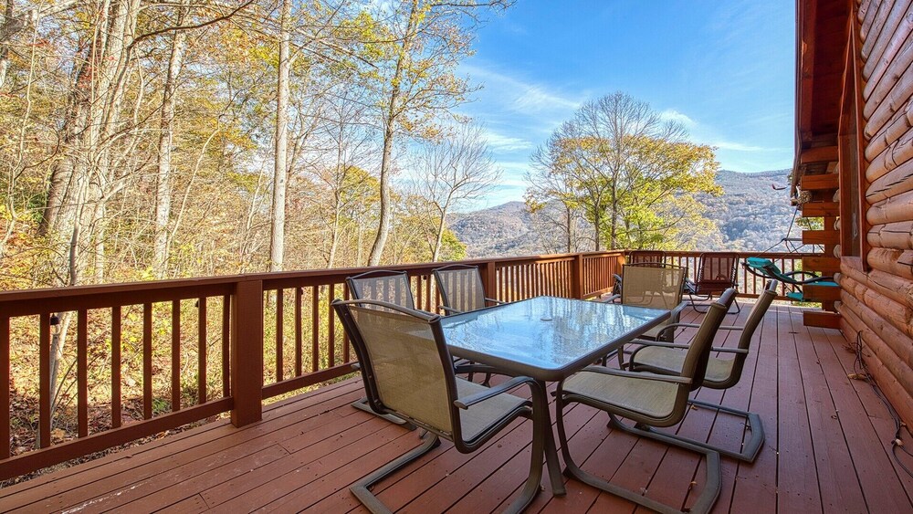 Linda's Haven is a gorgeous log home, sleeps 8, WiFi, Roku, central heat/AC, hot tub mountain vie...