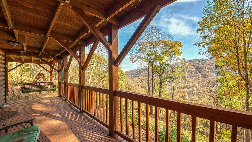 Linda's Haven is a gorgeous log home, sleeps 8, WiFi, Roku, central heat/AC, hot tub mountain vie...