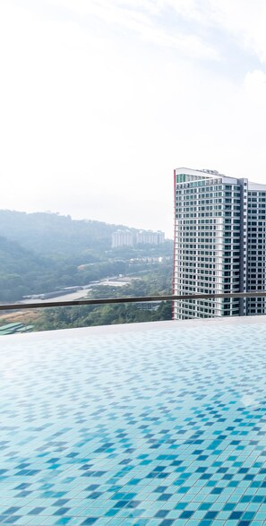 2 outdoor pools