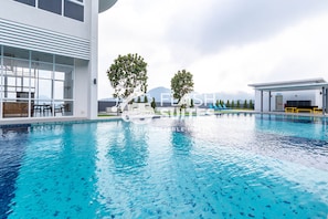 2 outdoor pools