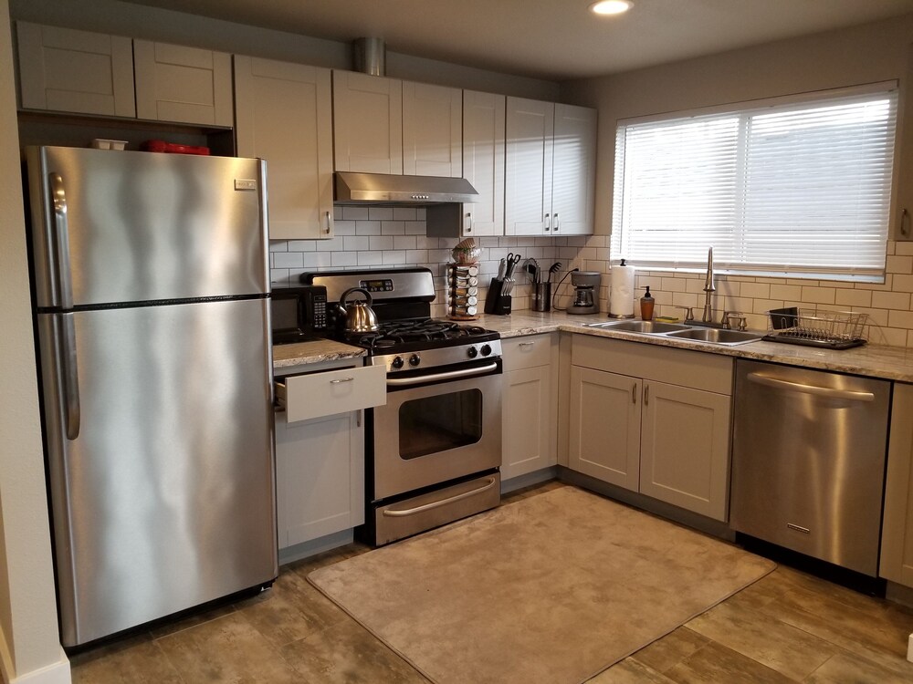 Spacious newly remodeled 3br 2ba in heart of the Seattle