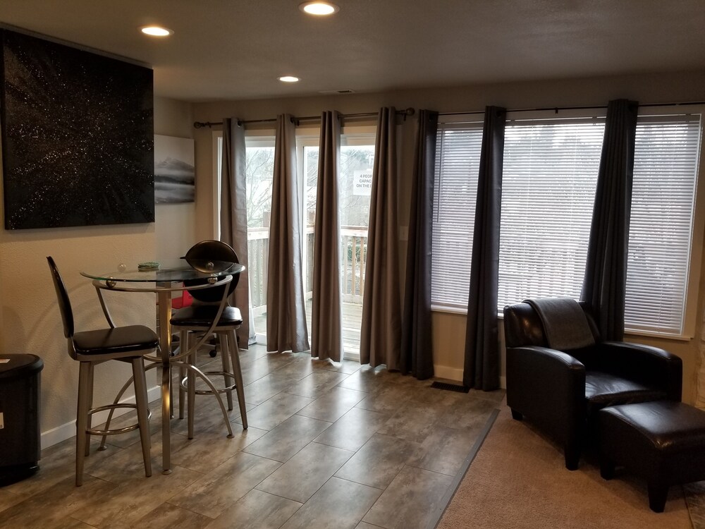 Spacious newly remodeled 3br 2ba in heart of the Seattle