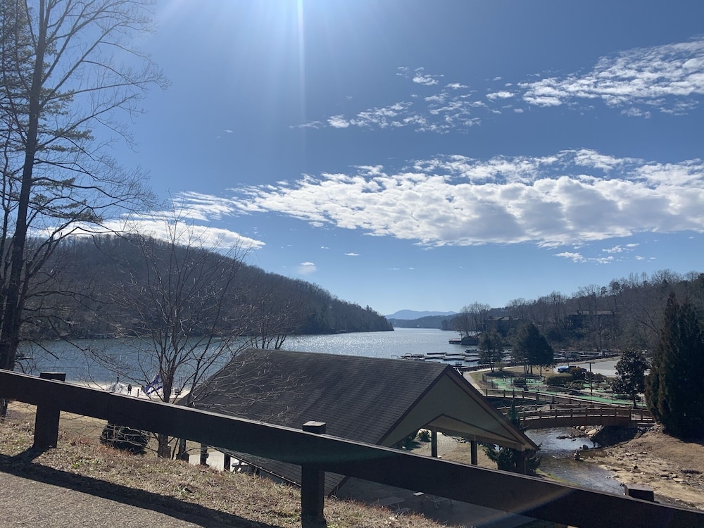 Upscale Lake Lure retreat - A 1 minute walk to the beach/marina/pools/tennis
