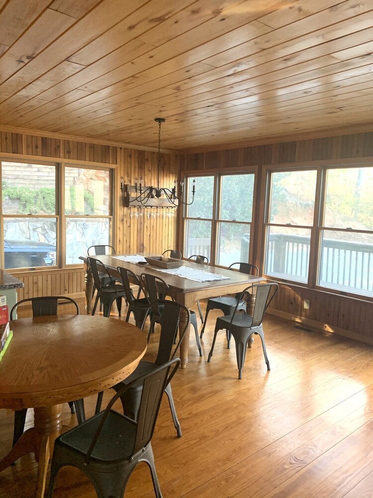 Upscale Lake Lure retreat - A 1 minute walk to the beach/marina/pools/tennis