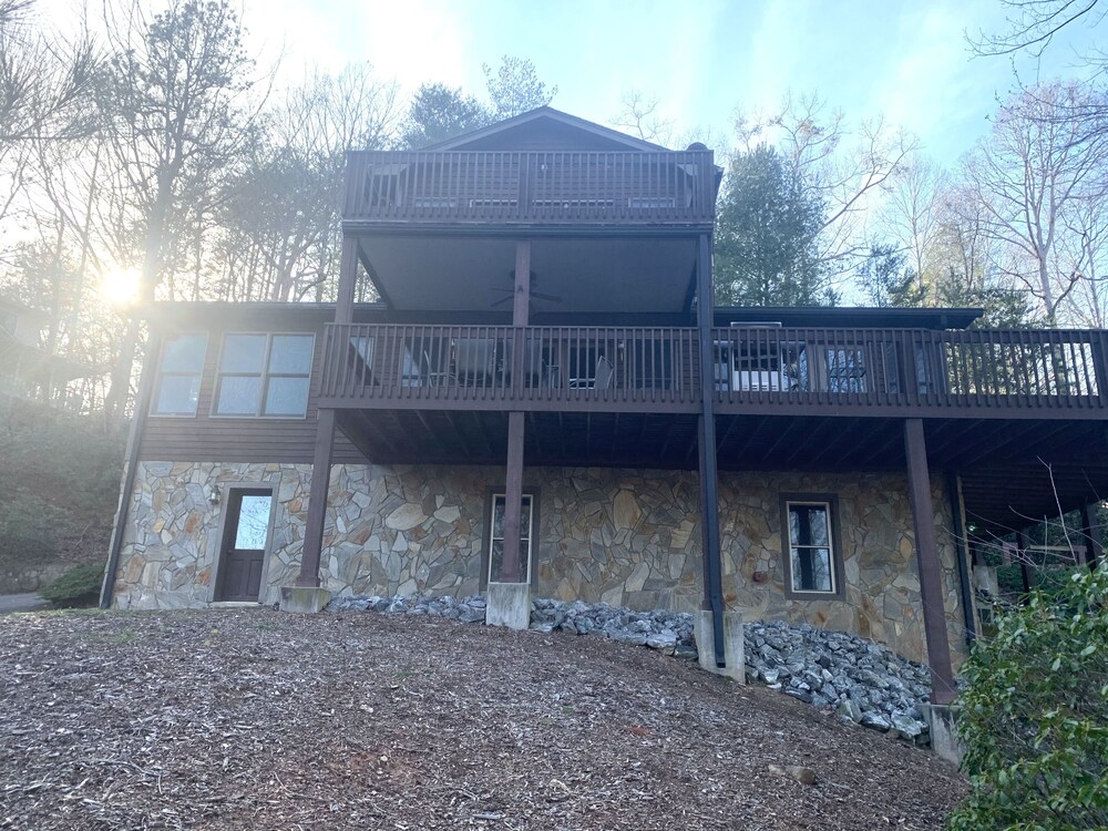 Upscale Lake Lure retreat - A 1 minute walk to the beach/marina/pools/tennis