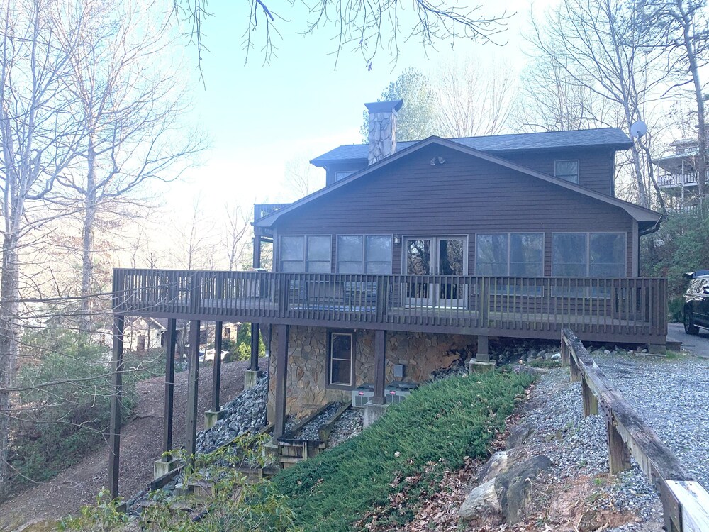 Upscale Lake Lure retreat - A 1 minute walk to the beach/marina/pools/tennis