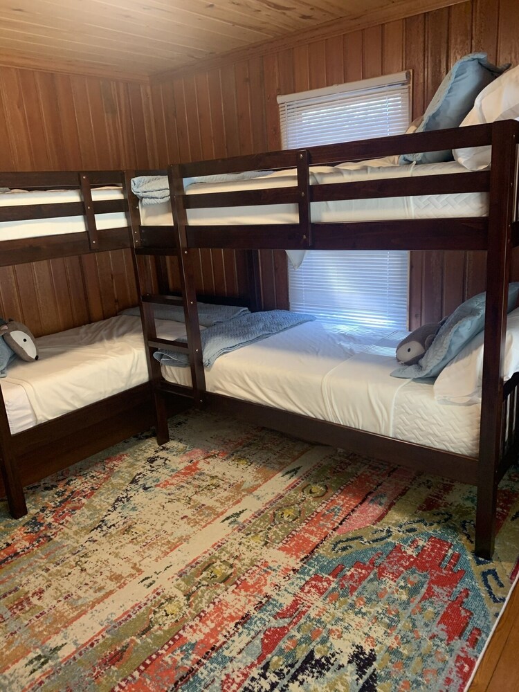 Upscale Lake Lure retreat - A 1 minute walk to the beach/marina/pools/tennis