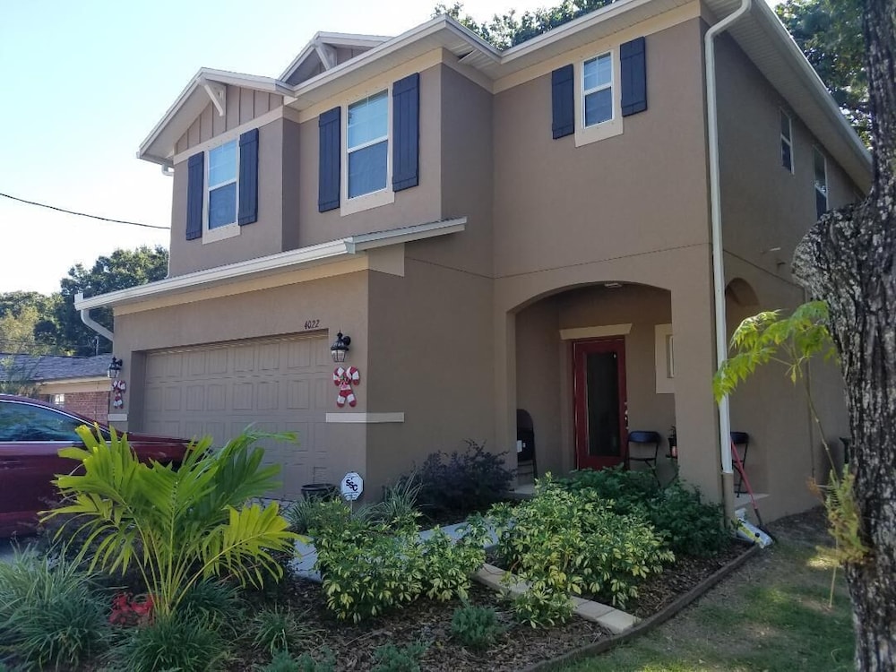 Single family home, nearby beaches, 2 major malls, downtown and cigar bar