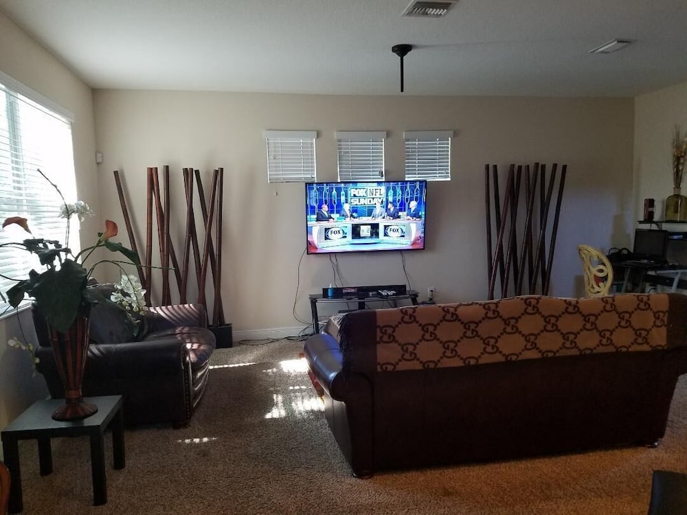 Single family home, nearby beaches, 2 major malls, downtown and cigar bar