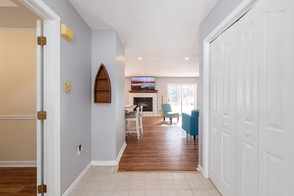 Poconos Lake house with kayak canoe pedal boat SUP pool table foosball