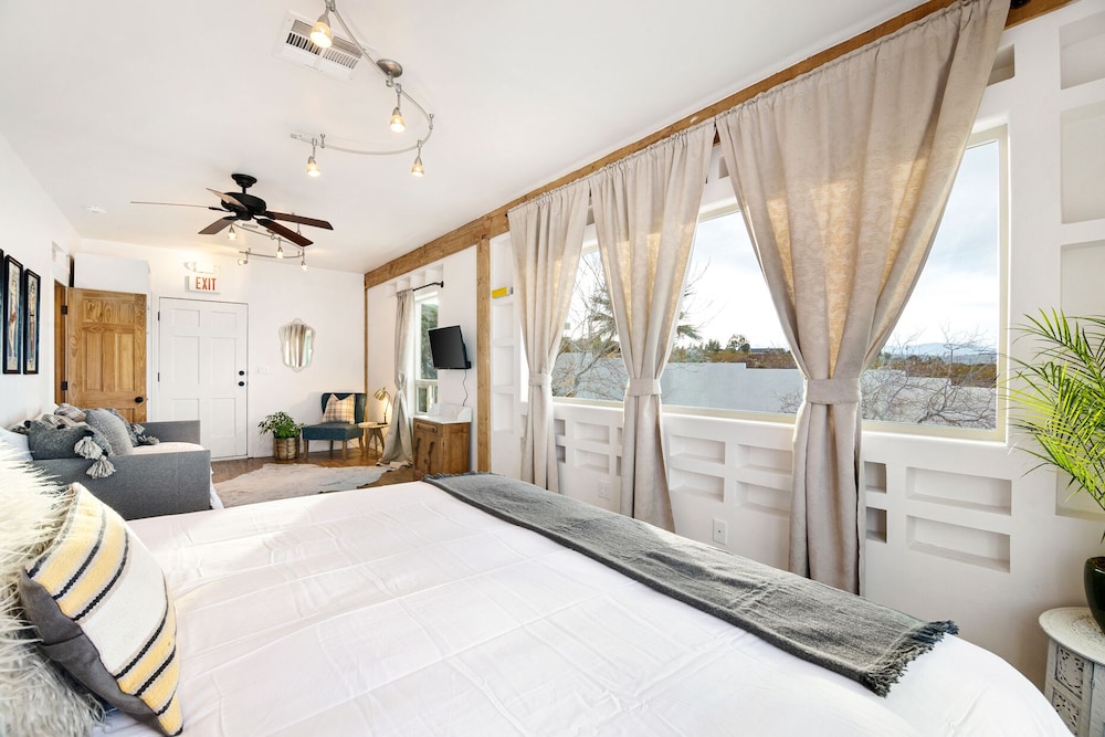 🌵House of the Rising Sun - Enjoy the most SPECTACULAR house w/ Pool, Hot Tub & Dark Skies🌵