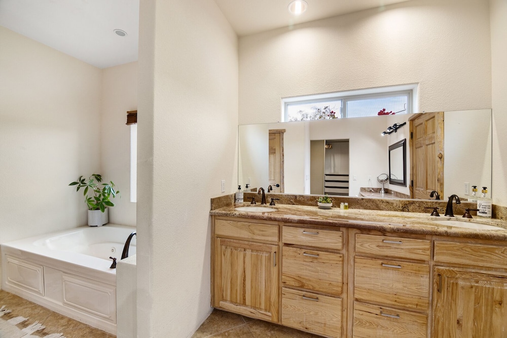 🌵House of the Rising Sun - Enjoy the most SPECTACULAR house w/ Pool, Hot Tub & Dark Skies🌵