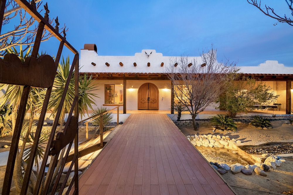 🌵House of the Rising Sun - Enjoy the most SPECTACULAR house w/ Pool, Hot Tub & Dark Skies🌵