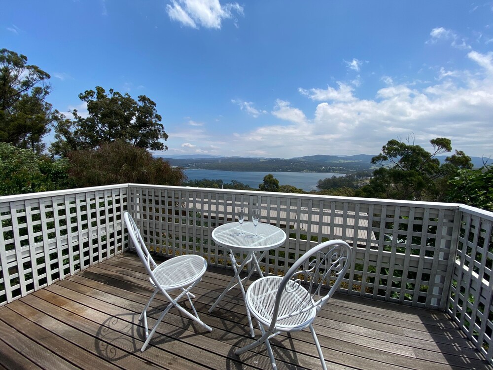 Lochview - 3 bedroom, pet friendly home with great views! 2+ nights