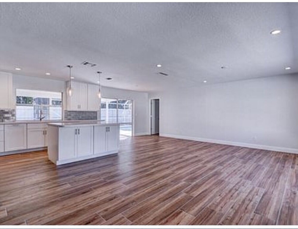 Tequesta/Jupiter Pool Home close to Beaches and Dining. 2 miles to the