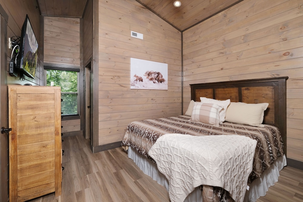 Hibernation Hideaway | NEWLY built cabin, complete with a private pool & chic interior!