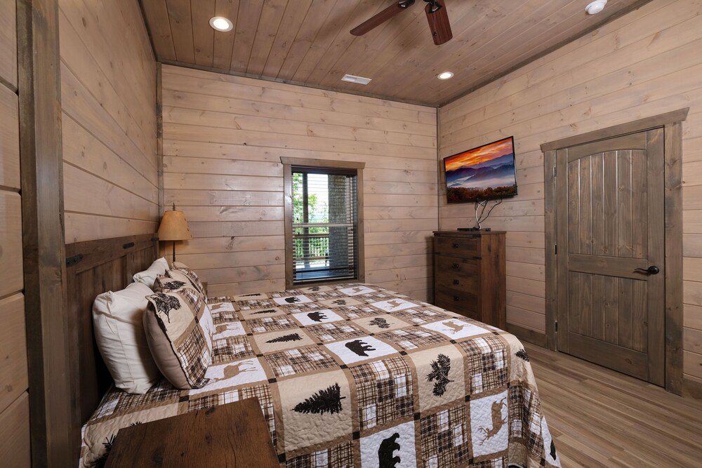 Hibernation Hideaway | NEWLY built cabin, complete with a private pool & chic interior!